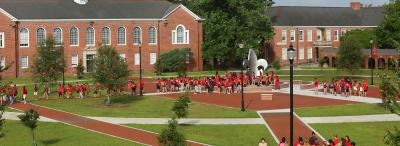 Students gather in the UL Lafayette quad during a tour